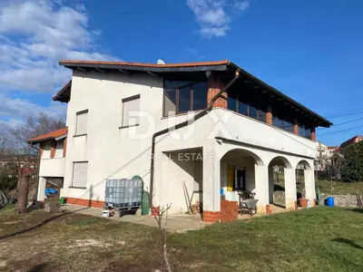 Haus 270 m², Viškovo - 3 Etagen und Hofgebäude