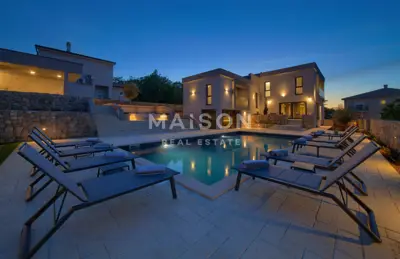 Insel Krk, imposante Villa mit zwei Pools, umgeben von Grün