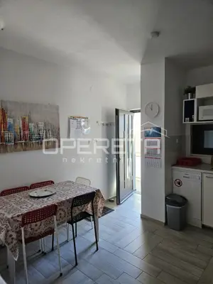 Haus 412 m², Novalja - 5 Wohneinheiten und Parkplatz - 8