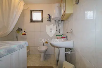 Kuća 138 m², centar Buja - vrt i terasa - 9