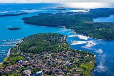 Građevinsko zemljište u Pomeru, 100 m od mora i dozvola