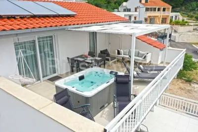 Kuća 294 m², Medići - 50 m od mora i plaže - 17