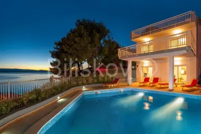 Kuća 294 m², Medići - 50 m od mora i plaže