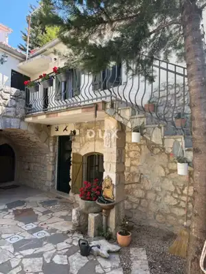 Haus 140 m², Grižane-Belgrad - aus Stein und renoviert