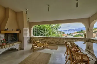 Haus 300 m², Splitska - Panoramablick auf das Meer