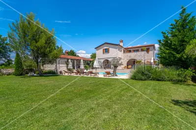 Villa 226 m², Svetvinčenat - pool and landscaped garden