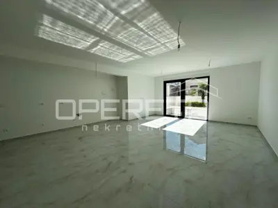 Wohnung 89 m² in Neubau mit Pool, Garten und Garagenstellplatz - Okrug Gornji