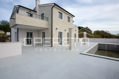 House for sale in Sveti Lovreč, 210 m²