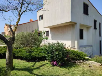 Haus zum Kauf in Škatari, 300 m² - 2