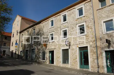 Kuća u centru Drniša, vrt za 4 vozila i novi krov - 1