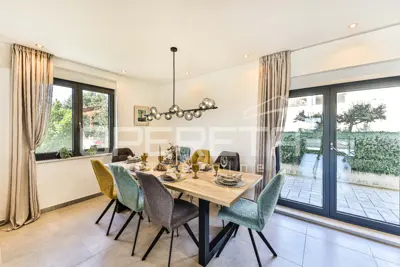 Vila 167 m², Kaštel Kambelovac, pogled na more i bazen - 13