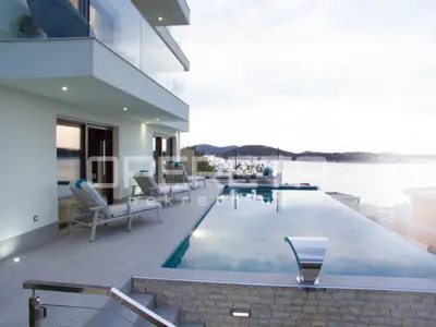 Luksuzna vila s bazenom, 300 m², Zatoglav - 13
