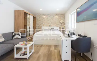 Renovirani studio apartman 30 m² u srcu Kaštel Gomilice - 2