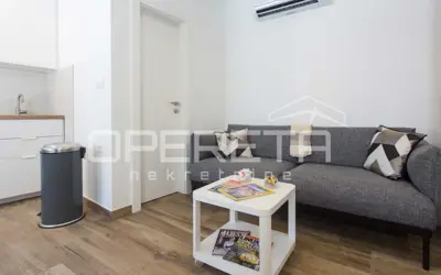 Renovirani studio apartman 30 m² u srcu Kaštel Gomilice - 4