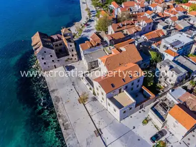 Kuća u Kaštelima, centar i 30 m od mora