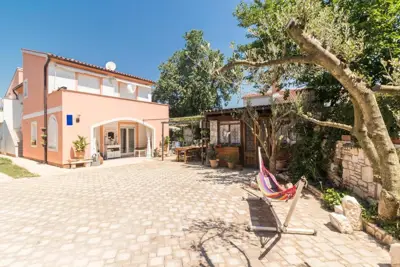 Kuća 125 m², Premantura - više apartmana i dvorište