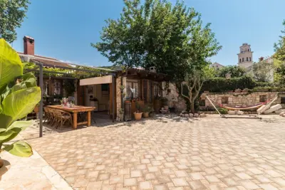House 125 m², Premantura - multiple apartments and yard - 4