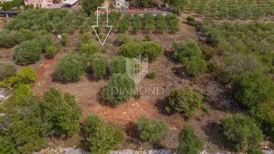 Građevinsko zemljište 1.300 m², Buje - pogled na grad