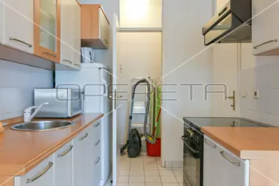 Wohnung 70 m², Martinovka, Garagenstellplatz und Loggia - 7