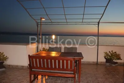 Kuća 650 m², Podstrana uz plažu i otvoren pogled na more