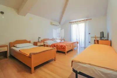 Haus 667 m², Umag Umgebung - 5 Studioapartments - 15