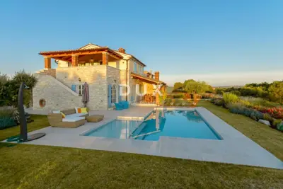 Villa 210 m², Sveti Lovreč - view of the old town core - 3