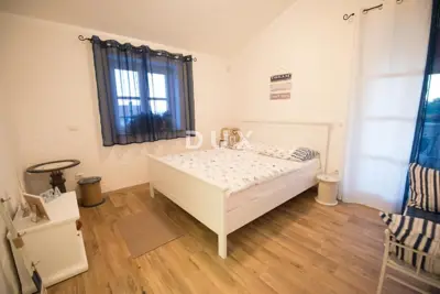 Villa 210 m², Sveti Lovreč - view of the old town core - 15