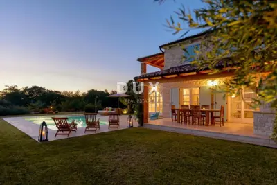 Villa 210 m², Sveti Lovreč - view of the old town core - 6