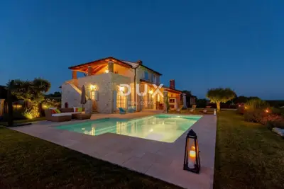 Villa 210 m², Sveti Lovreč - view of the old town core - 8