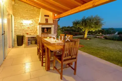 Villa 210 m², Sveti Lovreč - view of the old town core - 7