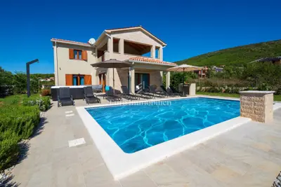 Istra - kuća s bazenom i jacuzzijem 2 km od mora
