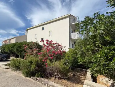 Apartman 35 m², Novalja - terasa i djelomičan pogled na more - 16
