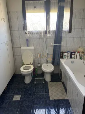 - Kuća sa dva stana, apartmanom, garažom, gr. zemljištem - - 13