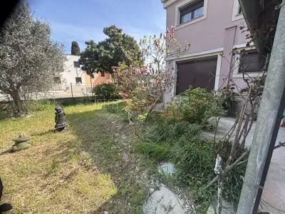 - Kuća sa dva stana, apartmanom, garažom, gr. zemljištem - - 3