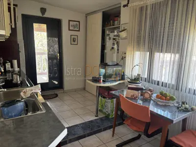 - Kuća sa dva stana, apartmanom, garažom, gr. zemljištem - - 10