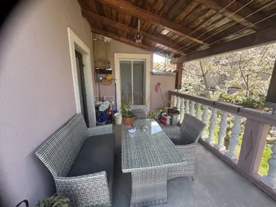 - Kuća sa dva stana, apartmanom, garažom, gr. zemljištem - - 5