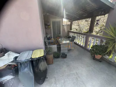 - Kuća sa dva stana, apartmanom, garažom, gr. zemljištem - - 6