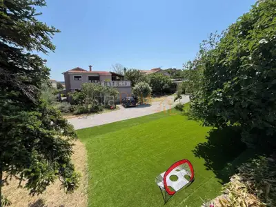 - Kuća sa dva stana, apartmanom, garažom, gr. zemljištem -