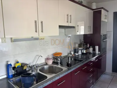 - Kuća sa dva stana, apartmanom, garažom, gr. zemljištem - - 9