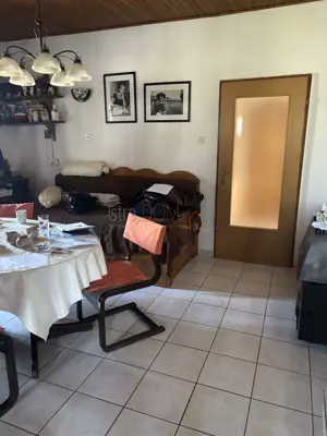 - Kuća sa dva stana, apartmanom, garažom, gr. zemljištem - - 11
