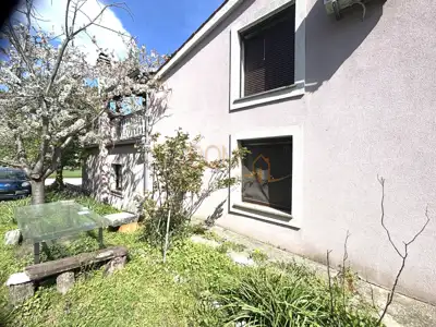 - Kuća sa dva stana, apartmanom, garažom, gr. zemljištem - - 2
