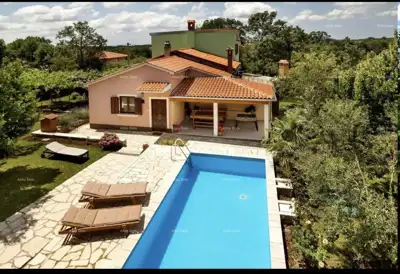 Kuća u Žminju, bazen i uređena okućnica