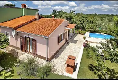 Kuća u Žminju, bazen i uređena okućnica - 2