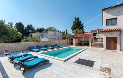 Apartment house with a pool in a top location in Pula