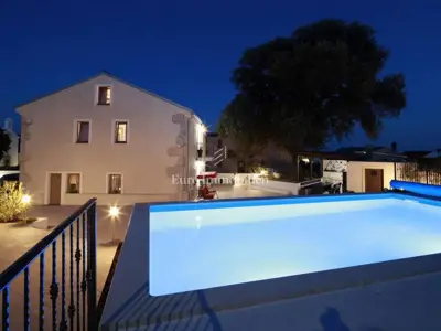 Vila 180 m², Krk - bazen i okućnica 692 m²