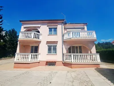 Apartmanska kuća u Malinskoj, 4 etaže i više stambenih jedinica
