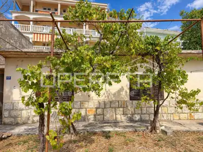 House for renovation with auxiliary building on 721 m², Gradac