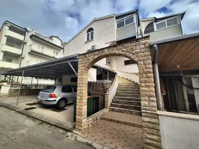 Vodice - Haus mit 3 Wohnungen - 2