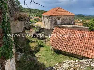 House 122 m², island of Brač - partial sea view - 2