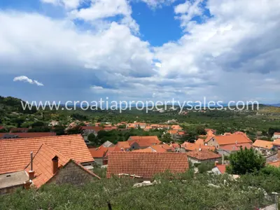 House 122 m², island of Brač - partial sea view - 11